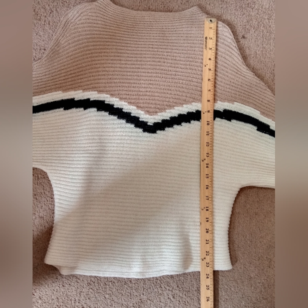 Hem & Thread Stylish Tan and Cream Chevron Pattern Sweater Women's Size M - Picture 3 of 8